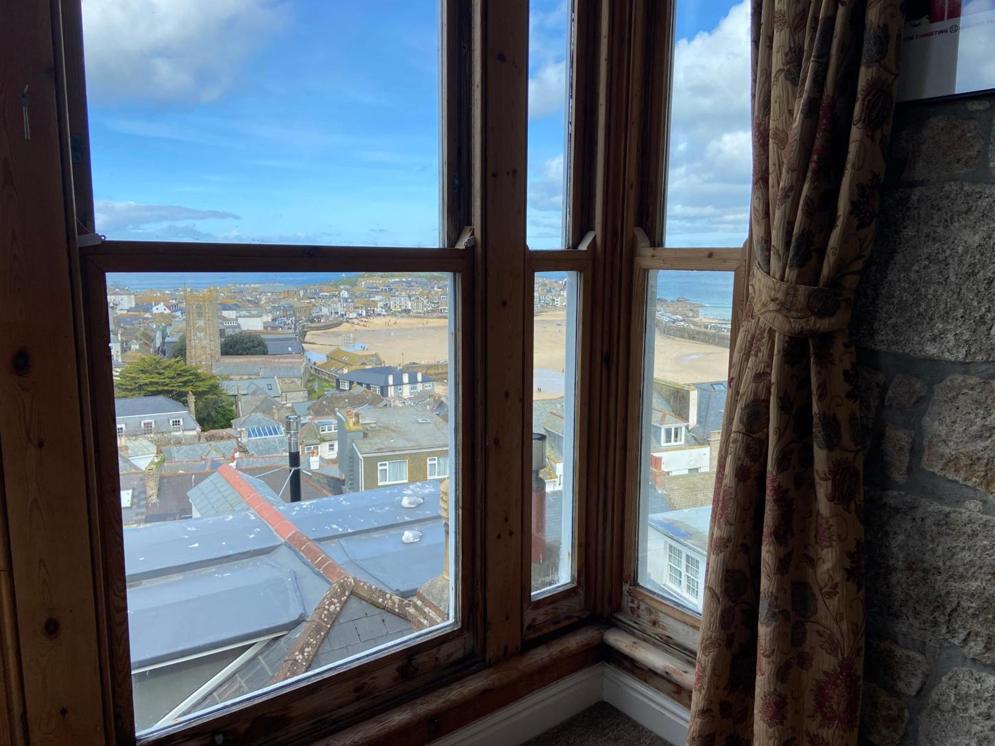 Huer'S Watch A Beautifully Presented Private Apartment With Far Reaching Views Over St Ives Harbour And Bay And Free Onsite Parking For Larger Groups Book Along With Our Connecting Two Sister Apartments 외부 사진