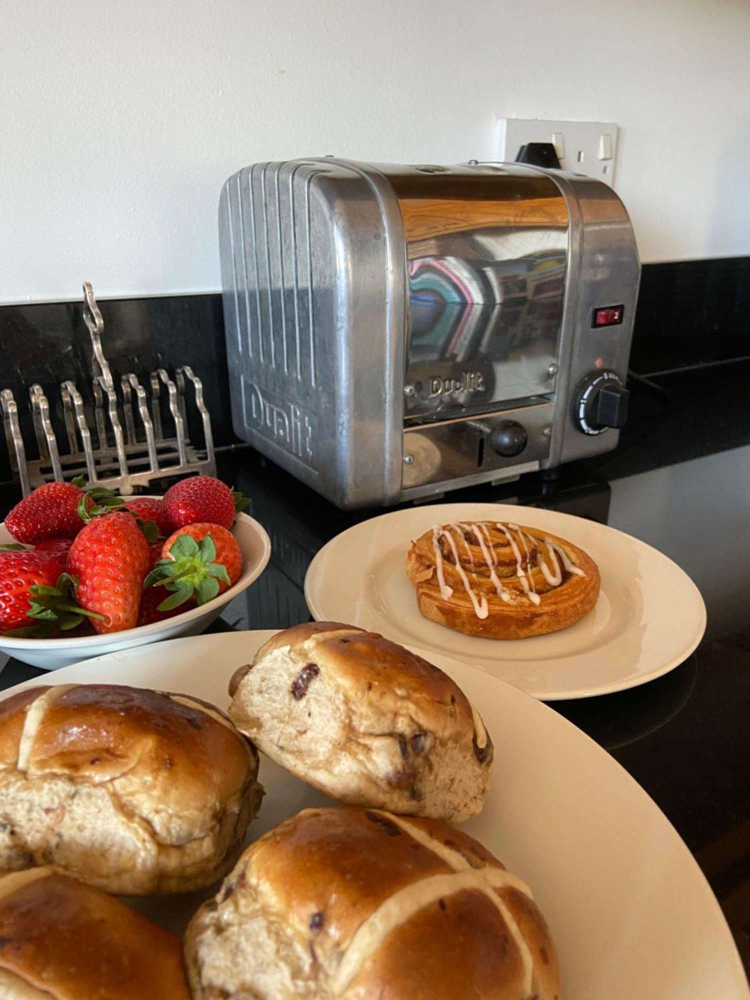 Huer'S Watch A Beautifully Presented Private Apartment With Far Reaching Views Over St Ives Harbour And Bay And Free Onsite Parking For Larger Groups Book Along With Our Connecting Two Sister Apartments 외부 사진
